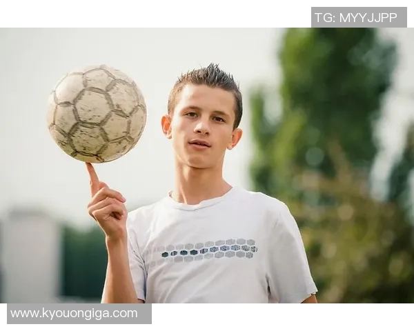 足球明星的简约肖像艺术作品展现与解析